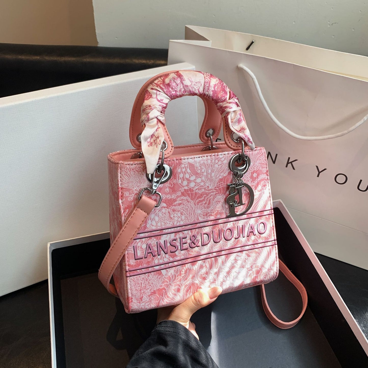 A new light luxury portable Princess Diana women's bag high-end foreign-style go out niche messenger bag - Mixbatch