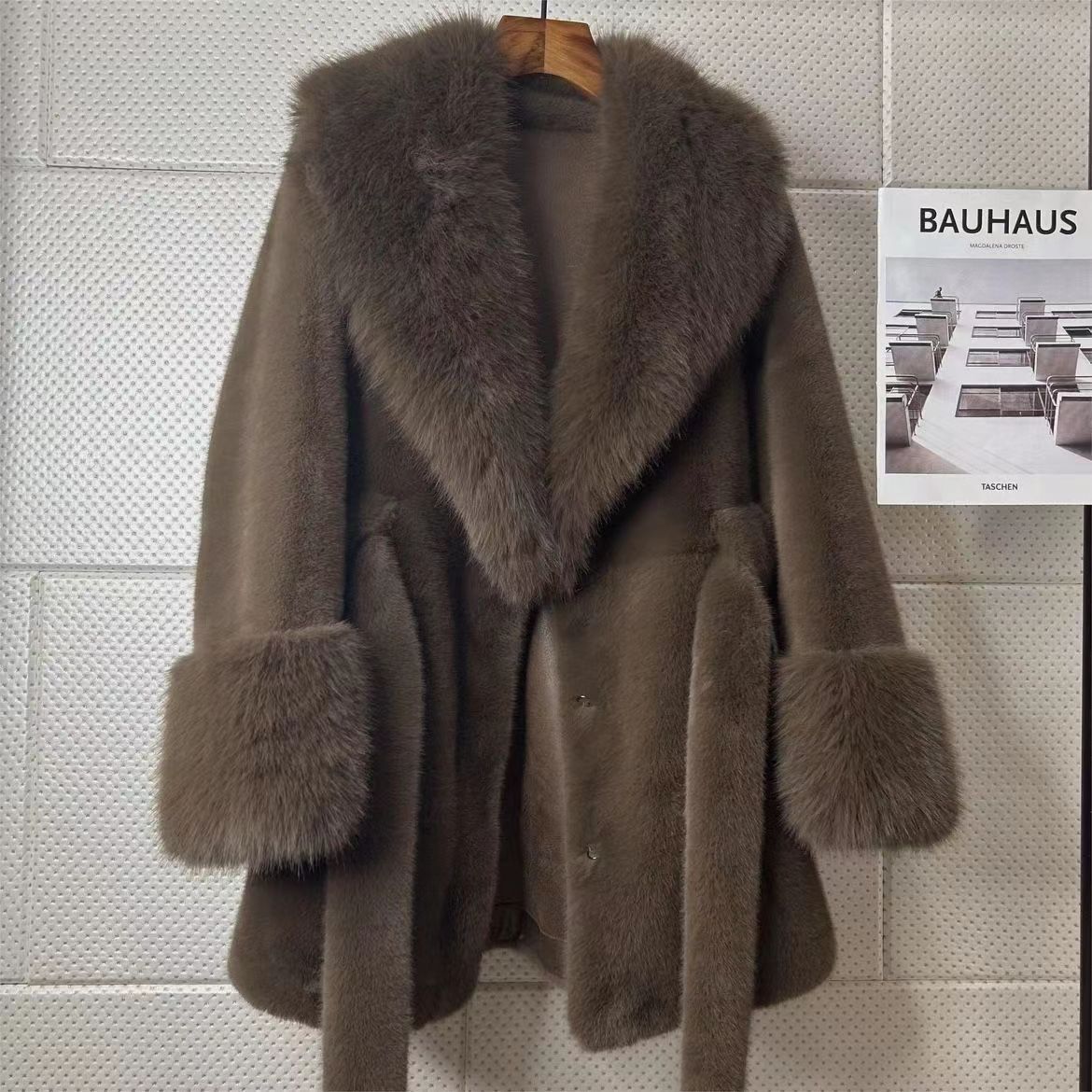 A imitation fox fur plush coat high fashion version