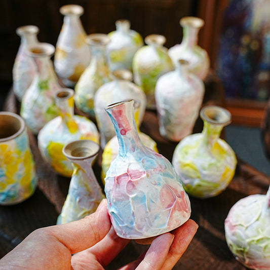 A cream ice cream vase pottery ornament