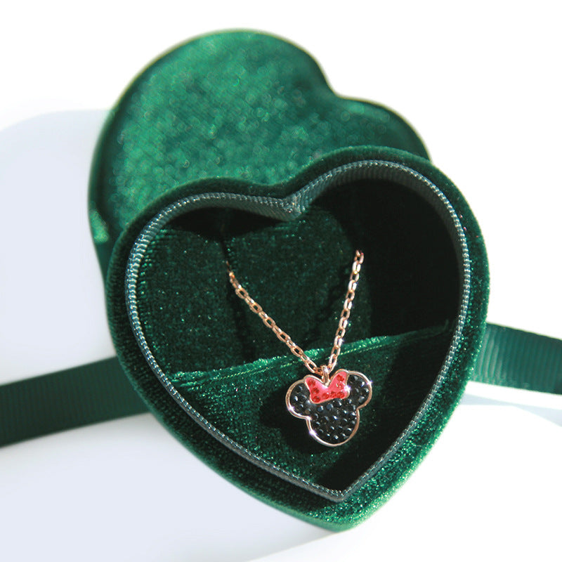 A heart velvet ring box