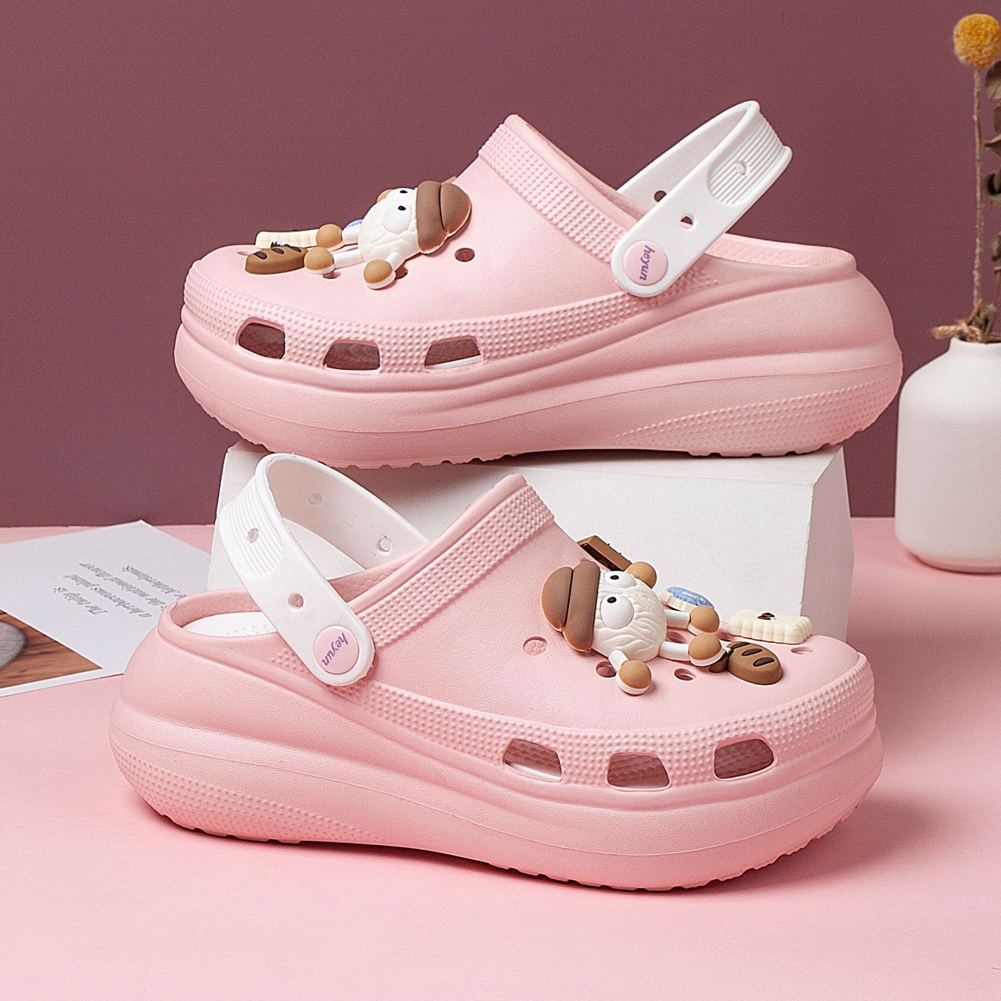 A puff hole shoes female cartoon cute thick sole stepping on shit beach shoes cool slippers