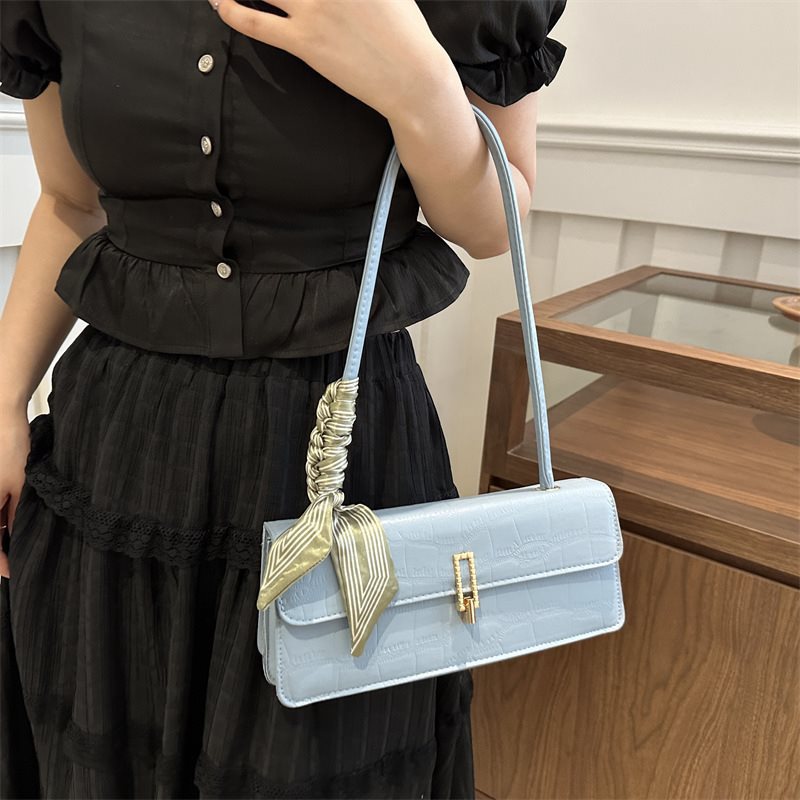 A new fashion messenger bag casual trendy lock personalized shoulder small square bag