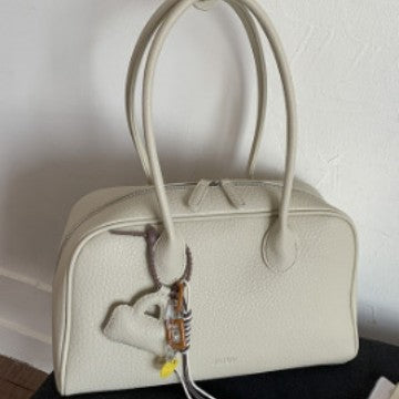 A handbag shoulder bag
