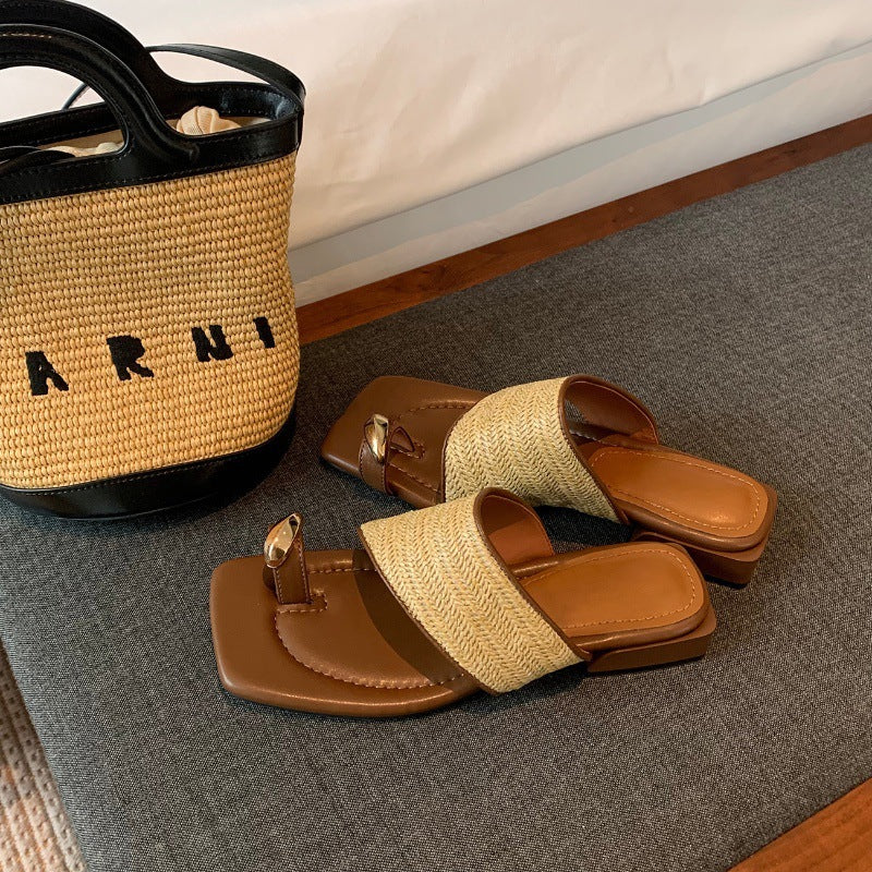 A thick-heeled resort-style straw-woven toe women's slippers