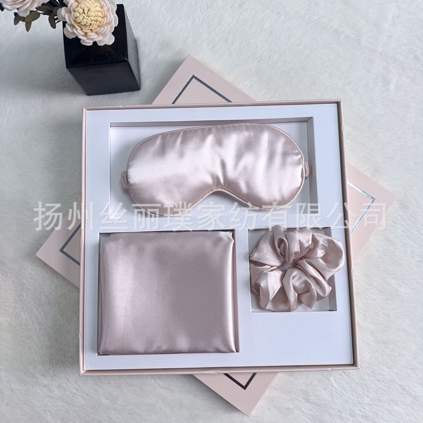 A blindfold hair band pillowcase three-piece gift box