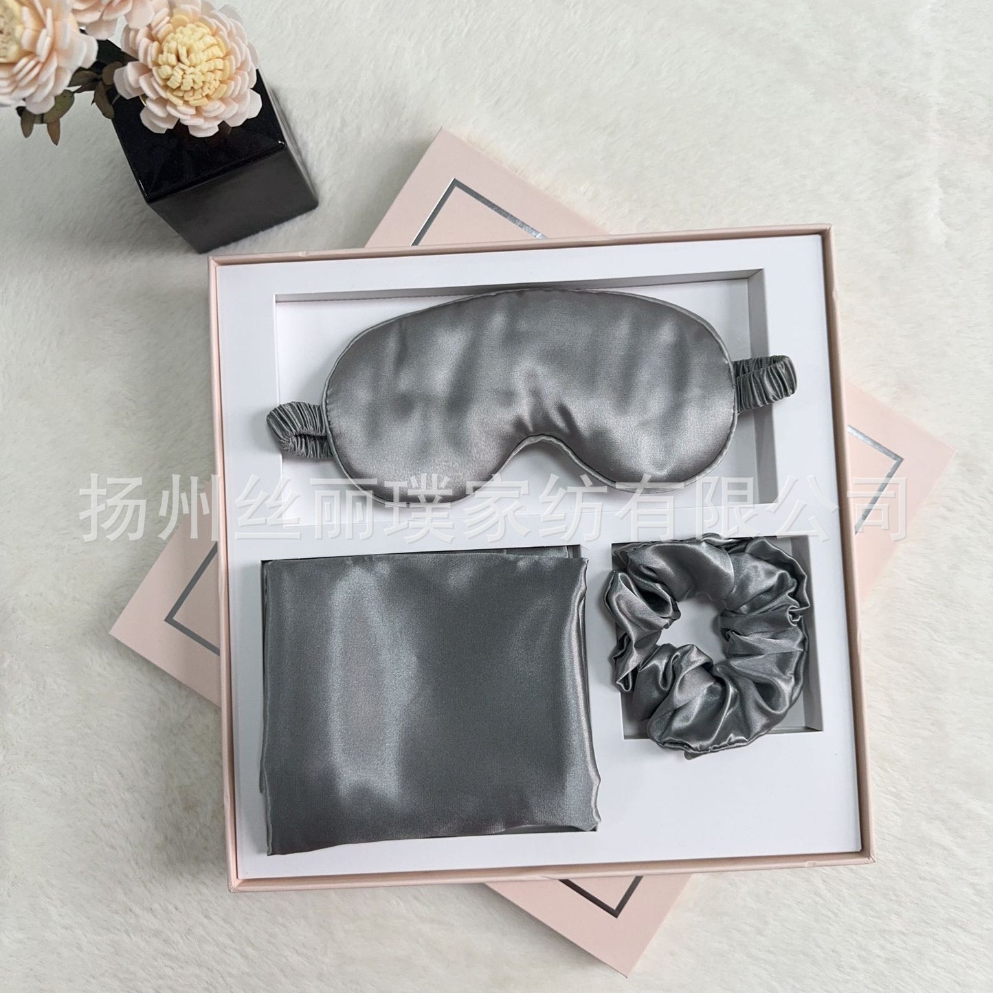 A blindfold hair band pillowcase three-piece gift box