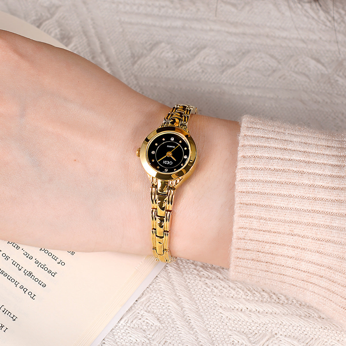A niche light luxury small exquisite alloy bracelet watch high-end sense diamond-encrusted women's waterproof quartz watch