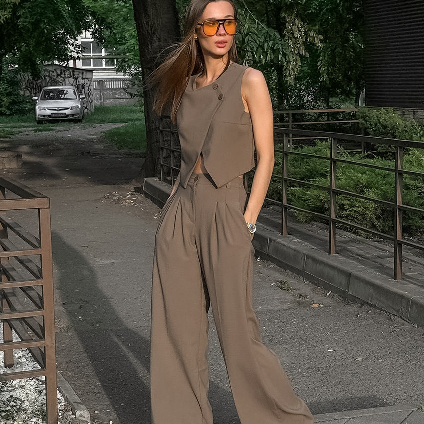 A sleeveless trousers suit