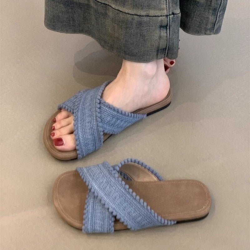 A woven cross slippers summer vacation sandals