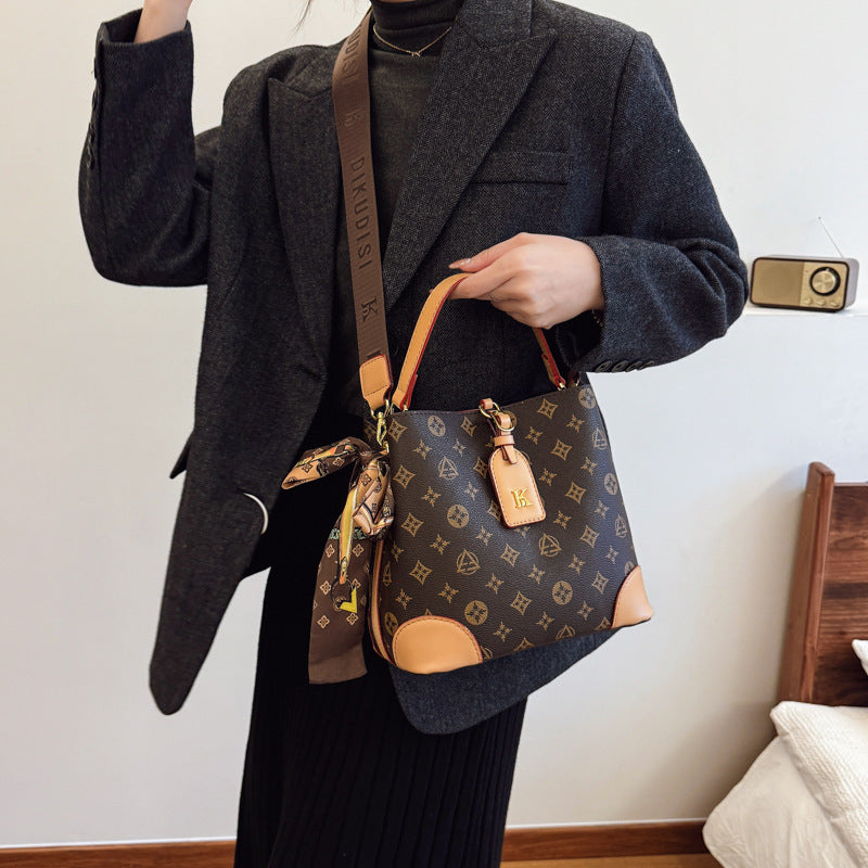 A new printed shoulder oblique span bag trendy fashion versatile handbag bag