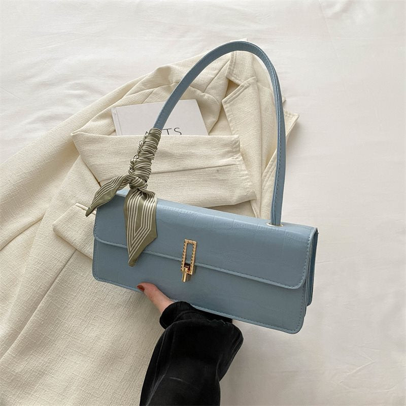 A new fashion messenger bag casual trendy lock personalized shoulder small square bag