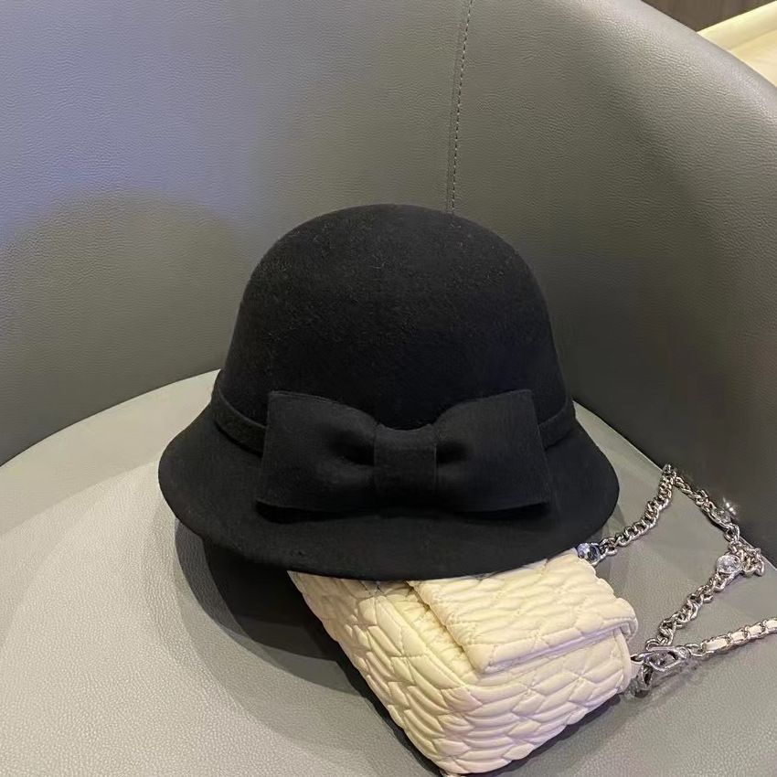 A lady's hat
