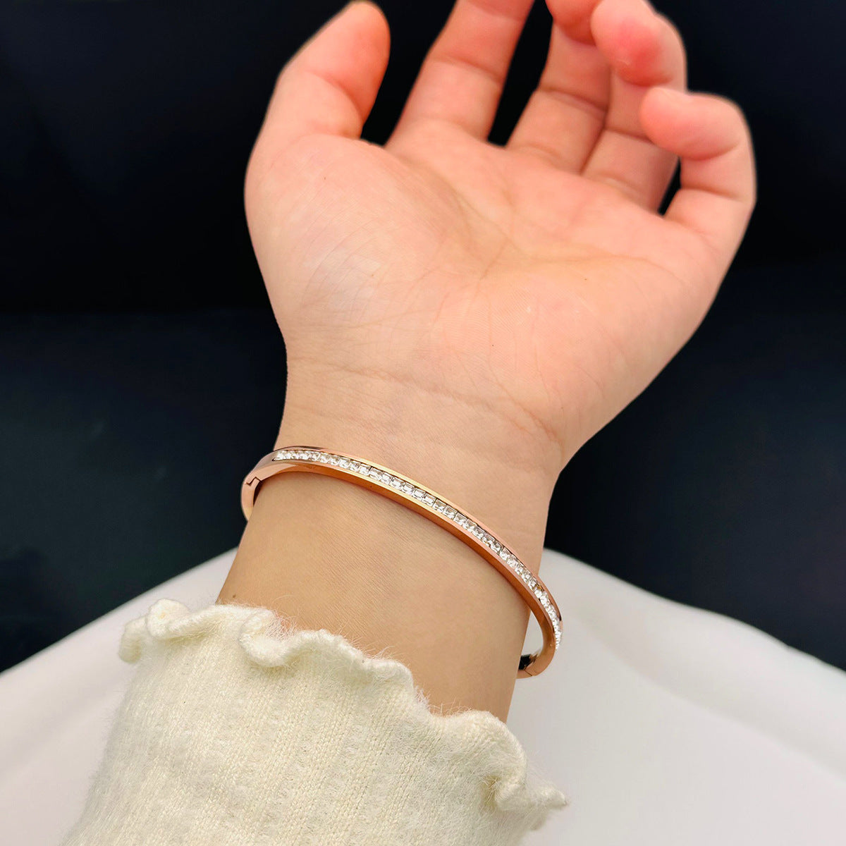 A Titanium steel bracelet, girls' advanced sense, niche gypsy stars do not fade, diamond-encrusted exquisite and generous ins wind full diamond bracelet