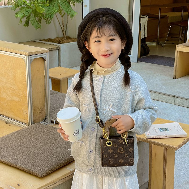A little girl change handbag