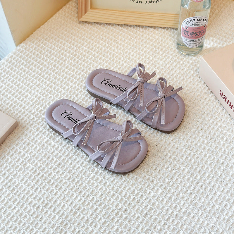 A children's open-toed slippers