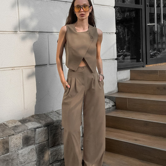 A sleeveless trousers suit