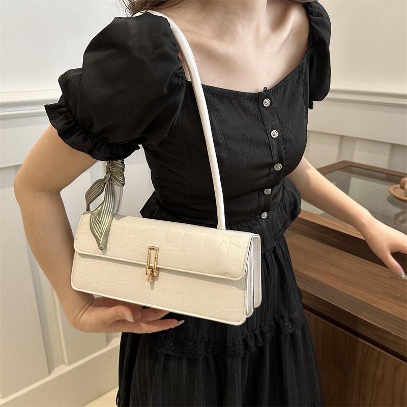 A new fashion messenger bag casual trendy lock personalized shoulder small square bag
