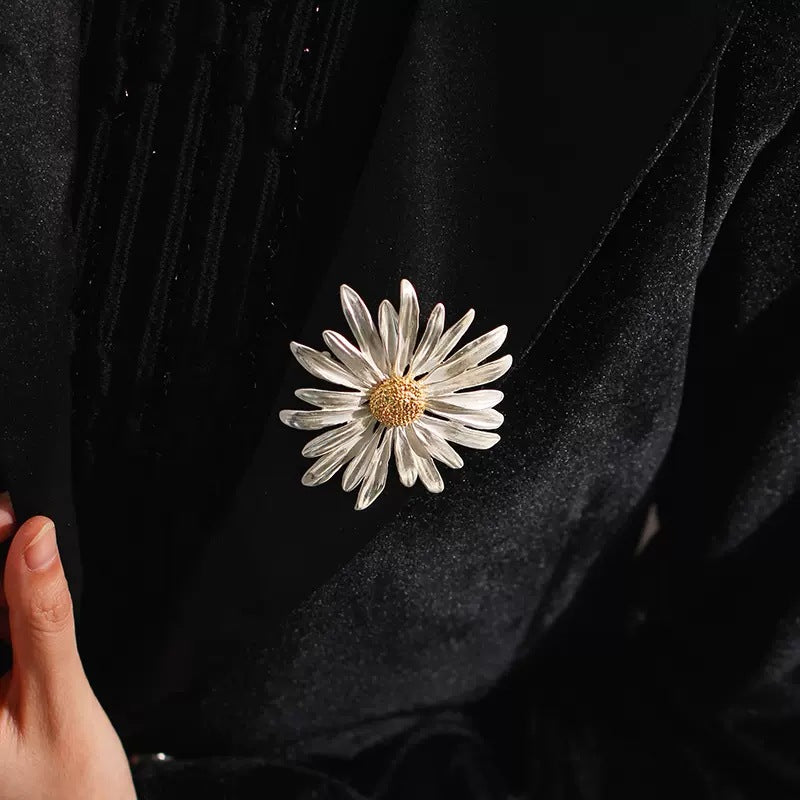 A small daisy brooch women's high-end niche high-end sense anti-light pin atmospheric brooch new suit accessories - Mixbatch