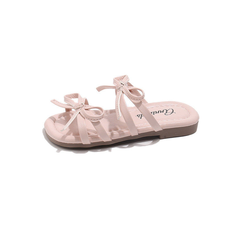 A children's open-toed slippers