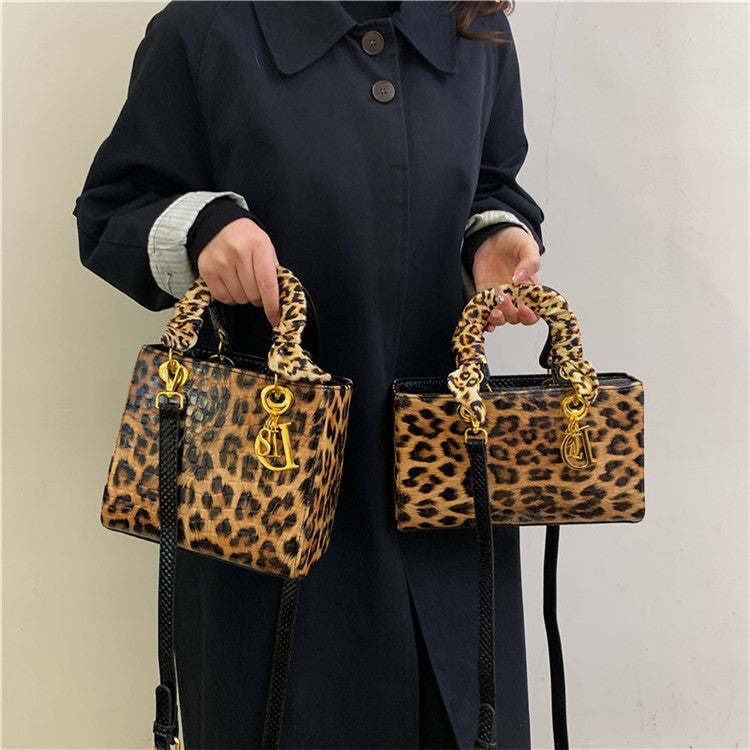 A retro stone pattern Princess Diana bag popular in Europe and America, leopard print handheld women's bag texture versatile single shoulder messenger bag foreign trade