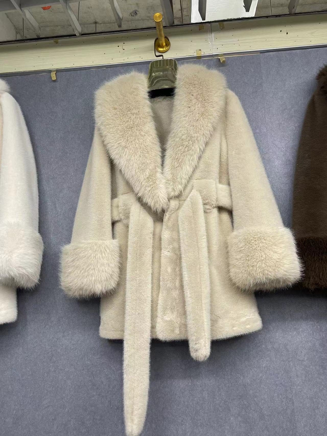 A imitation fox fur plush coat high fashion version