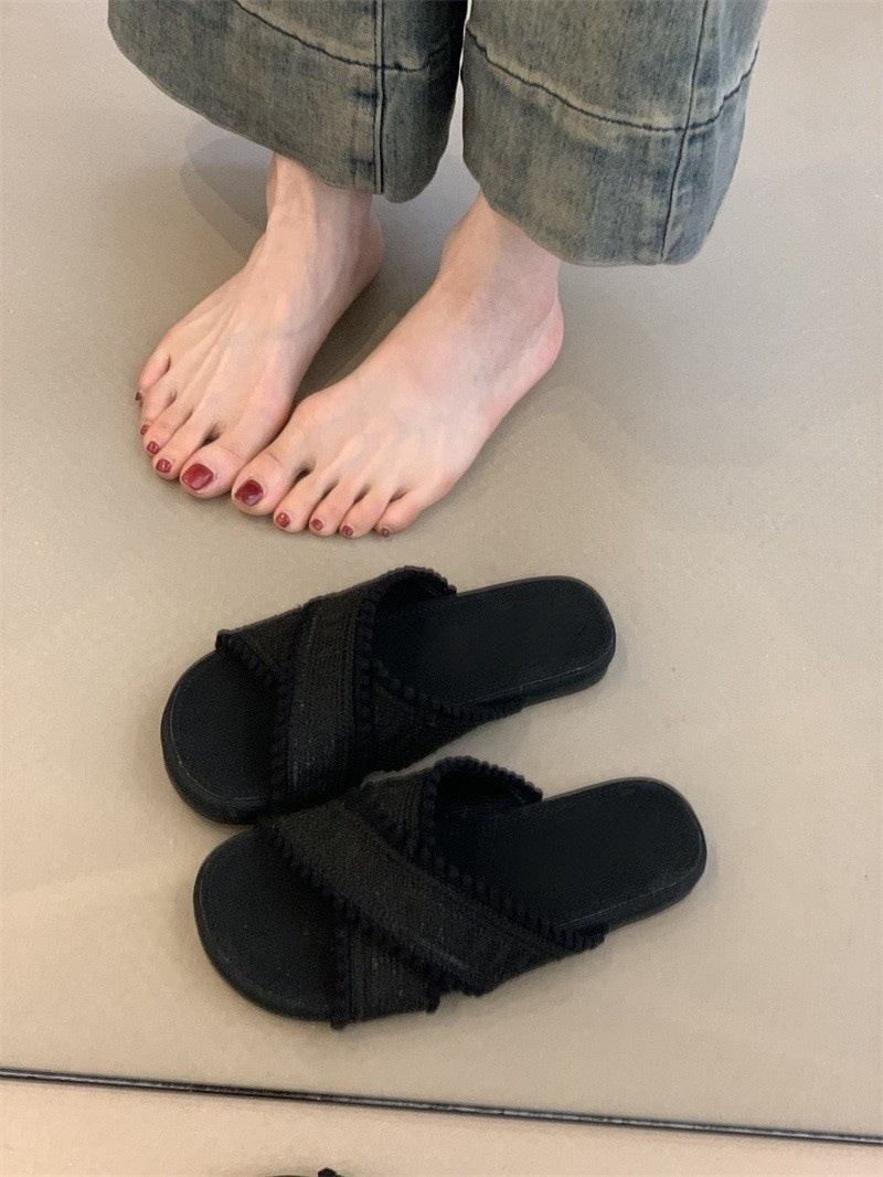 A woven cross slippers summer vacation sandals