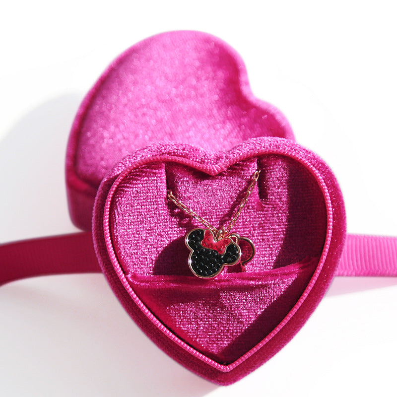 A heart velvet ring box