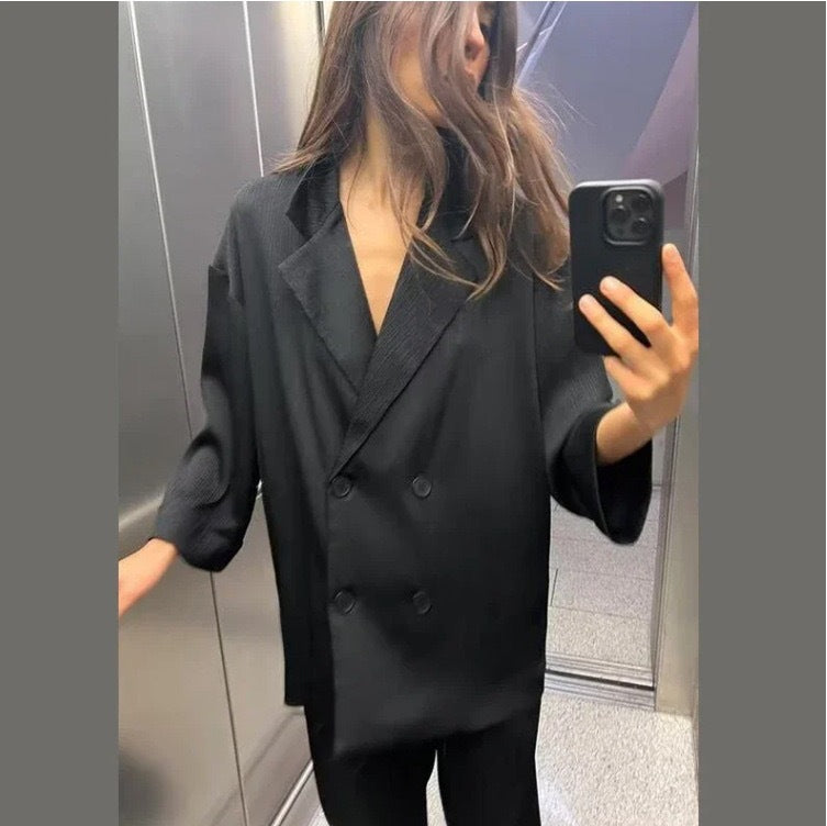 A long-sleeved suit