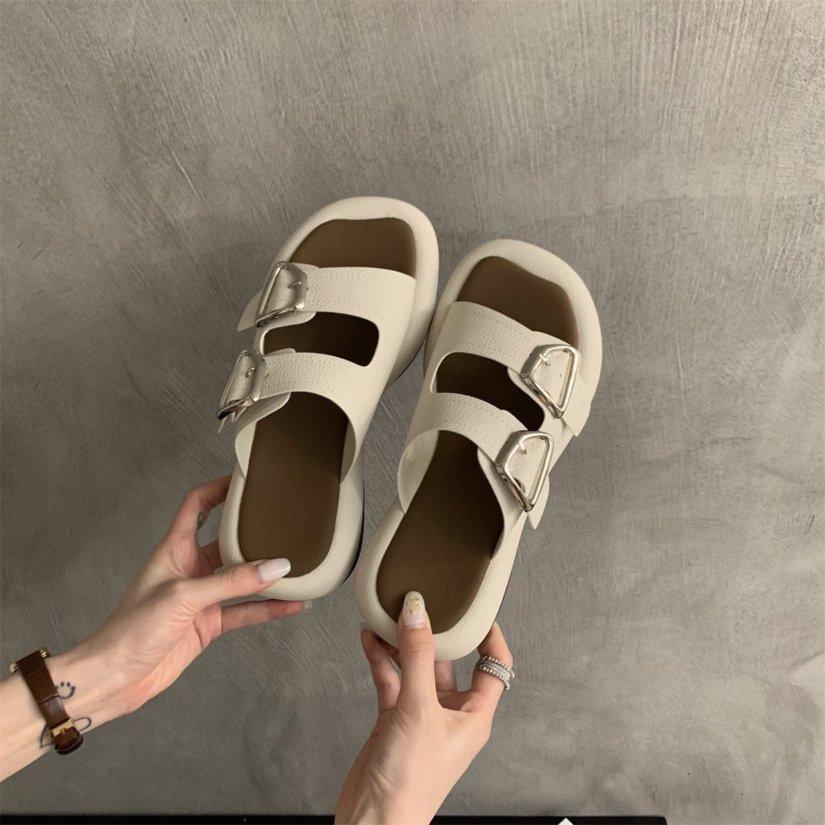 A thick-soled slippers women's summer comfortable casual flat sandals