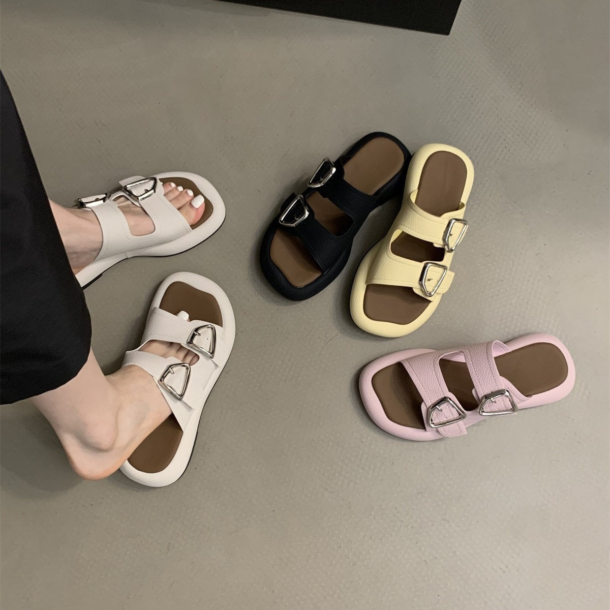 A thick-soled slippers women's summer comfortable casual flat sandals