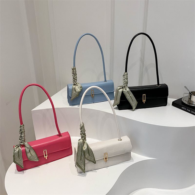 A new fashion messenger bag casual trendy lock personalized shoulder small square bag