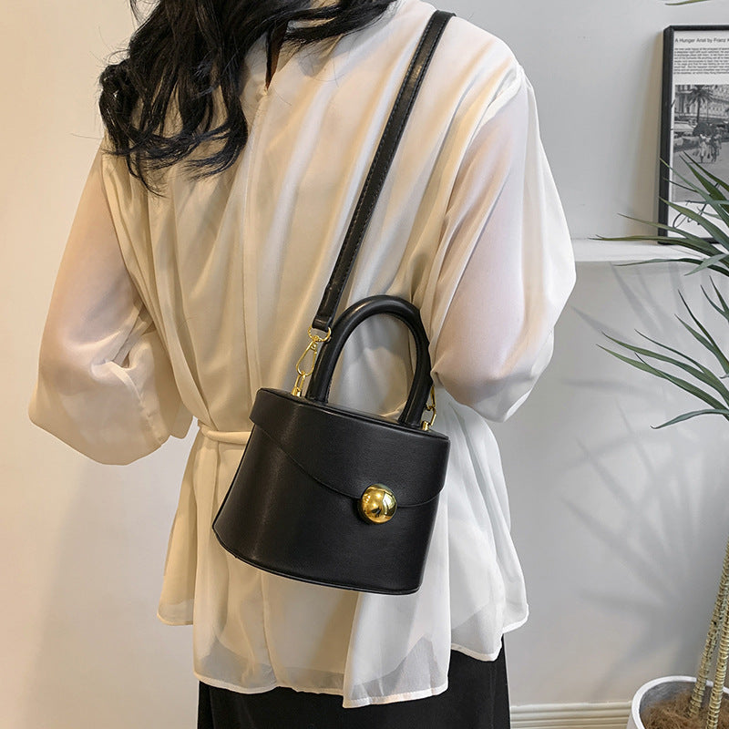 A new high-end fashion shoulder messenger bag, foreign style versatile bucket bag