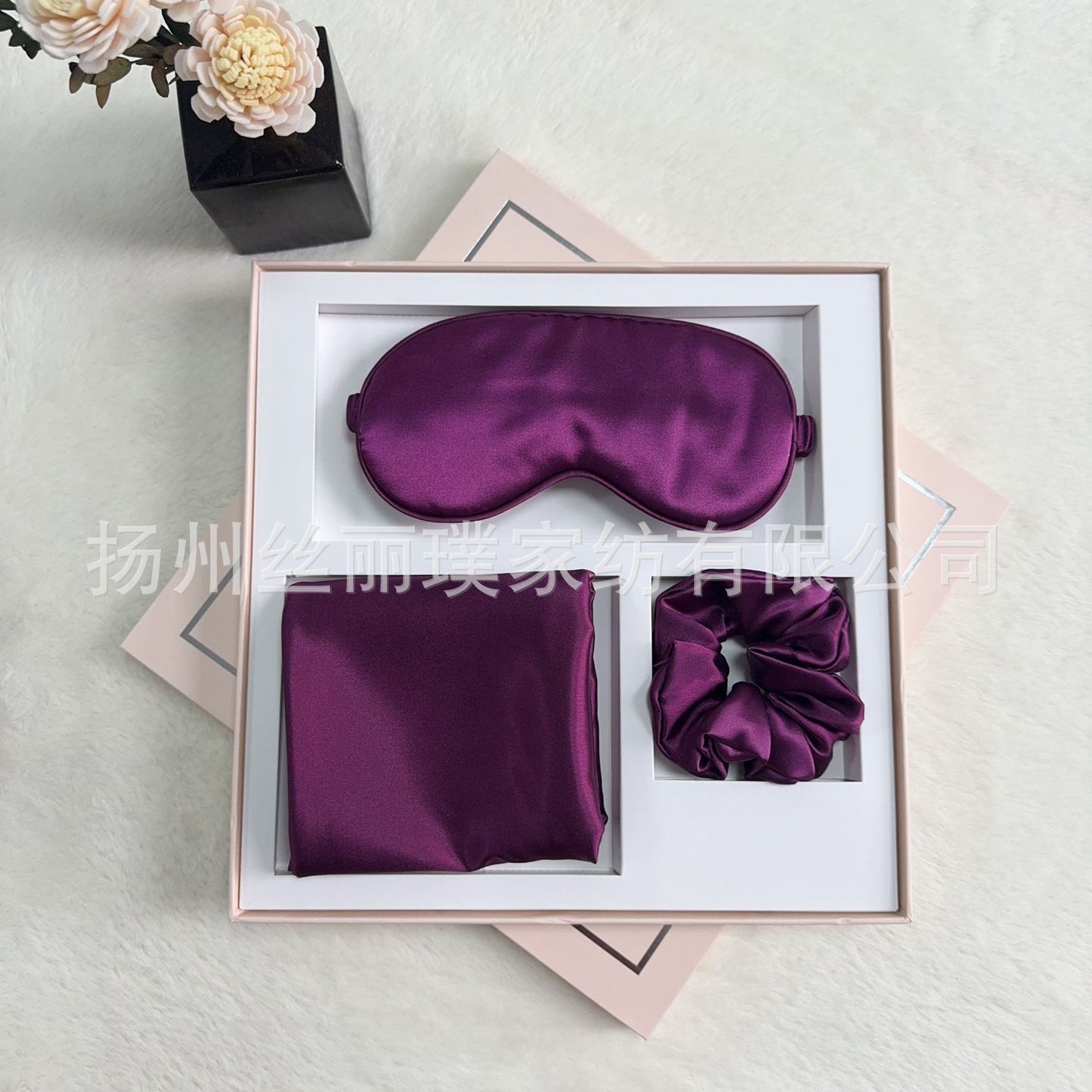 A blindfold hair band pillowcase three-piece gift box