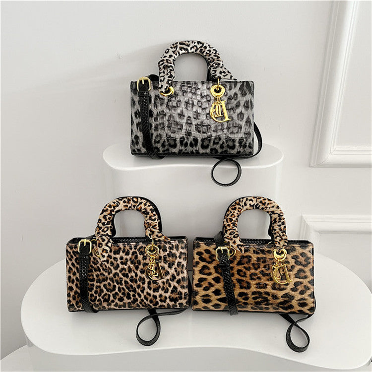 A retro stone pattern Princess Diana bag popular in Europe and America, leopard print handheld women's bag texture versatile single shoulder messenger bag foreign trade