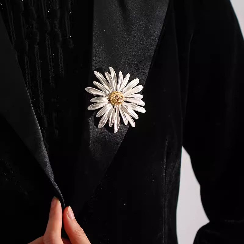A small daisy brooch women's high-end niche high-end sense anti-light pin atmospheric brooch new suit accessories - Mixbatch