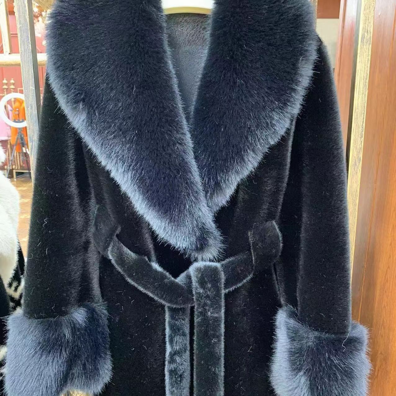 A imitation fox fur plush coat high fashion version