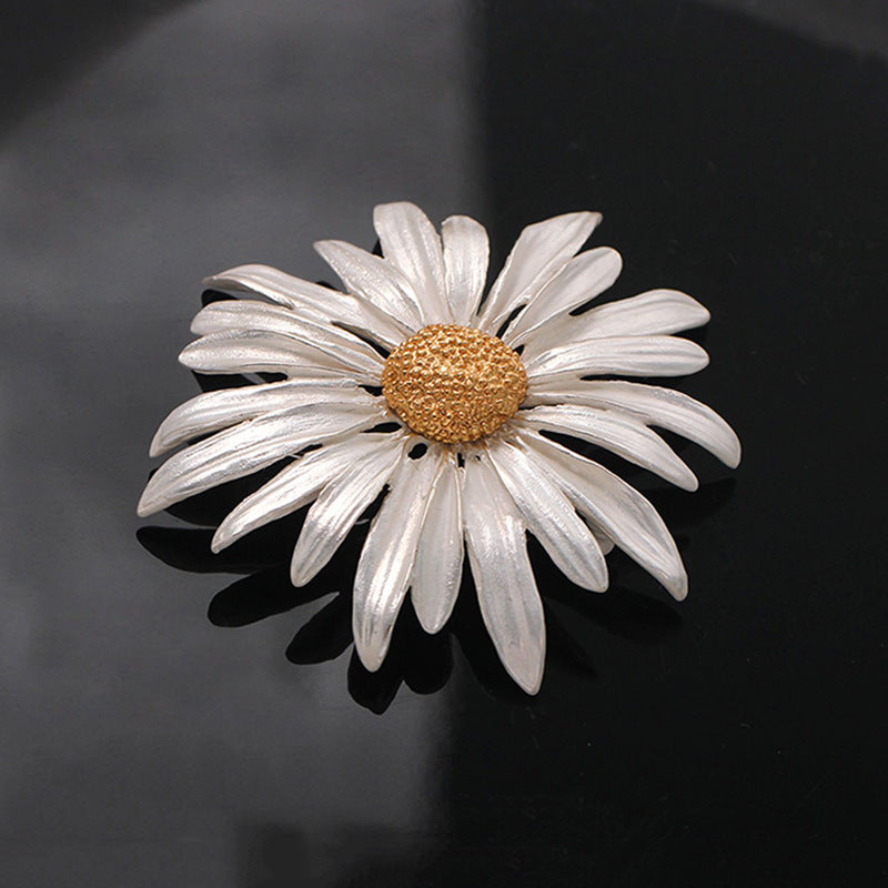 A small daisy brooch women's high-end niche high-end sense anti-light pin atmospheric brooch new suit accessories - Mixbatch