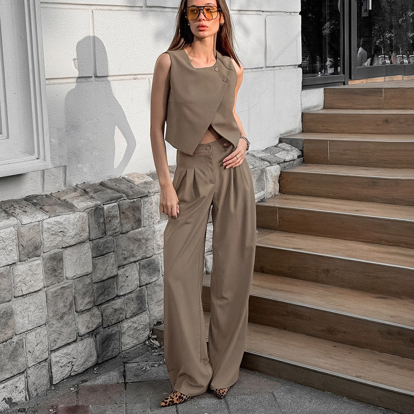 A sleeveless trousers suit