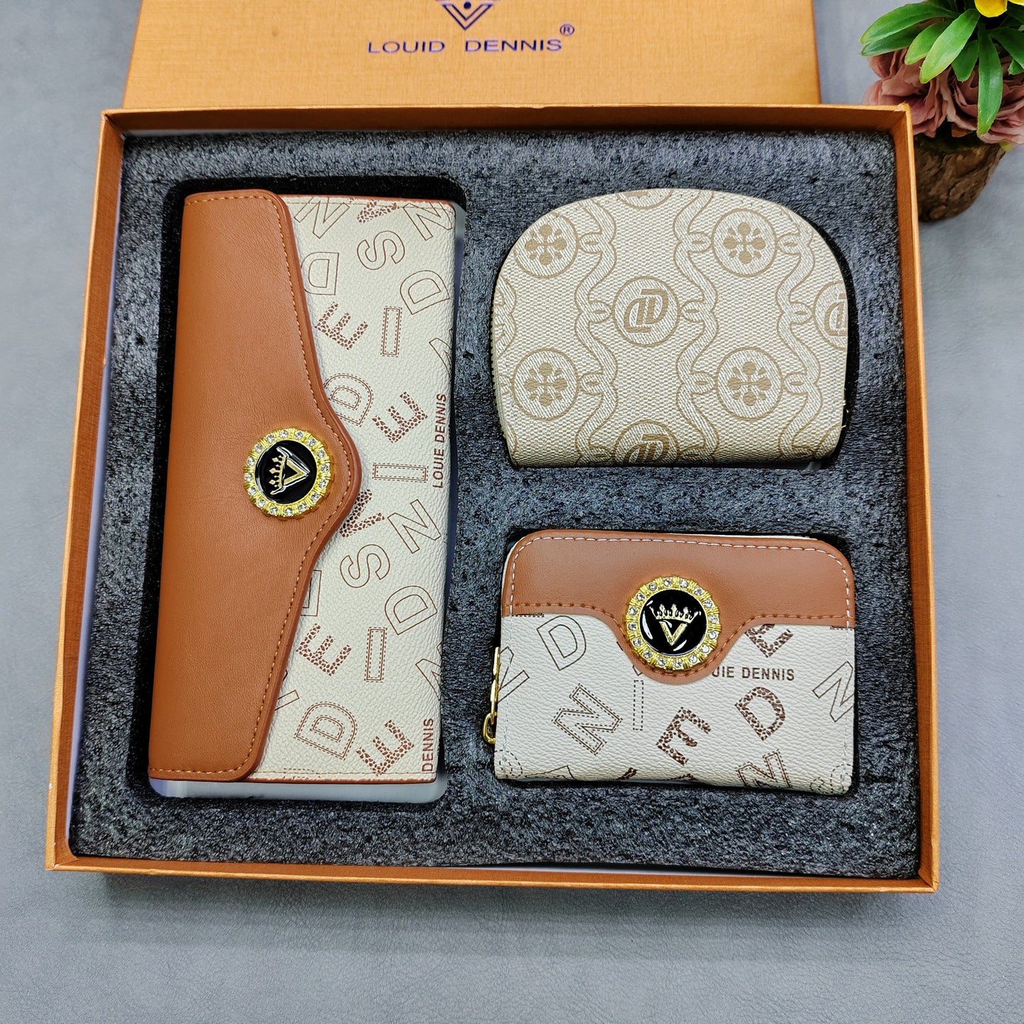 A new three-piece gift box with wallet card bag set.