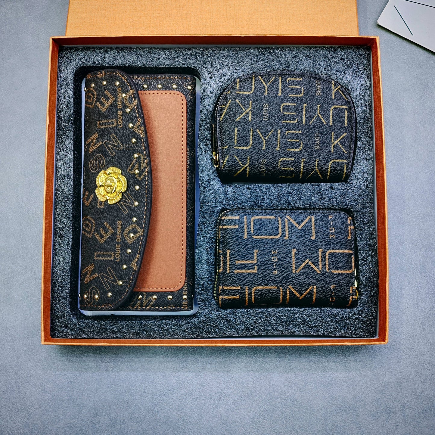 A new three-piece gift box with wallet card bag set.