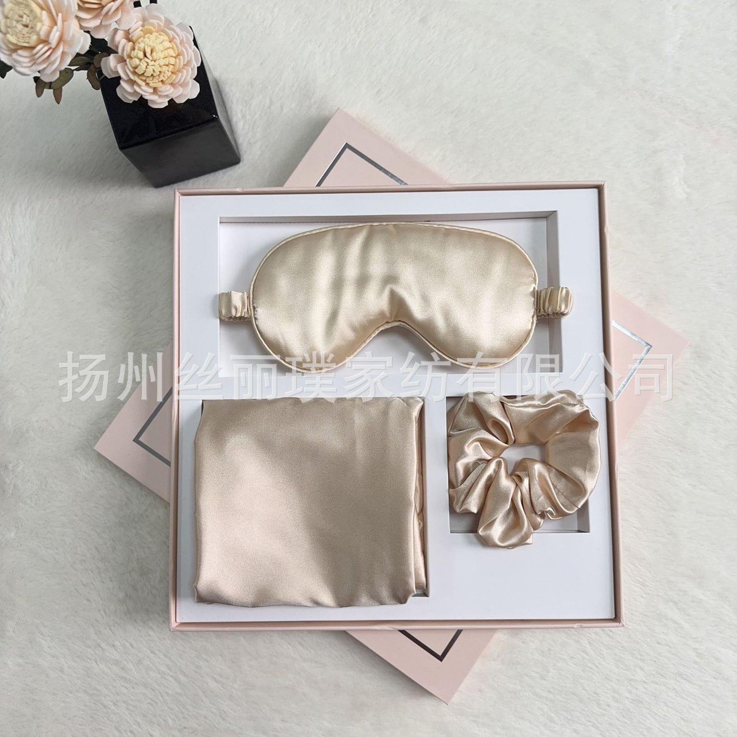 A blindfold hair band pillowcase three-piece gift box