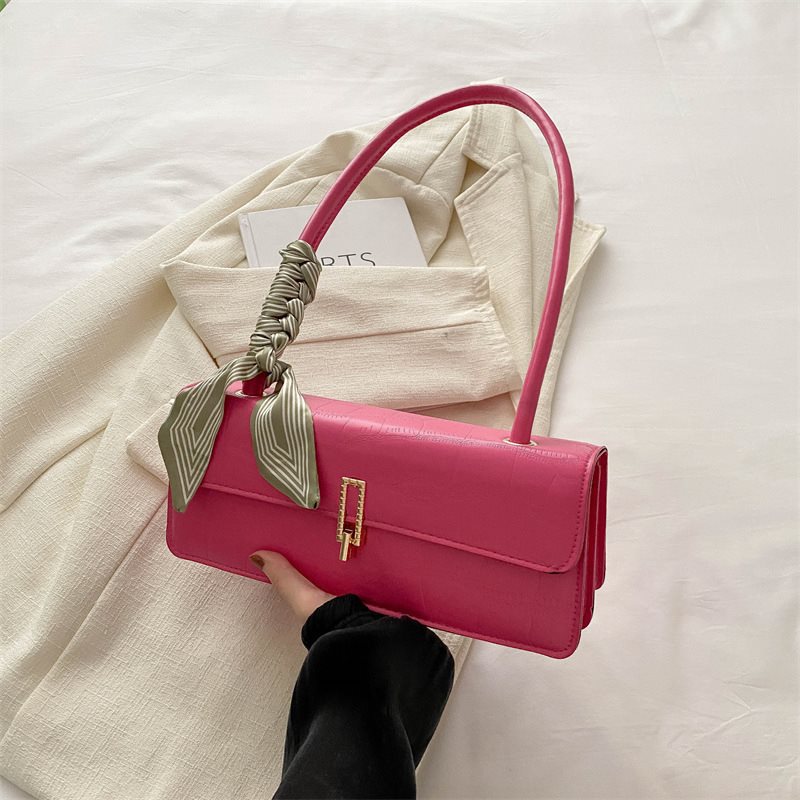 A new fashion messenger bag casual trendy lock personalized shoulder small square bag