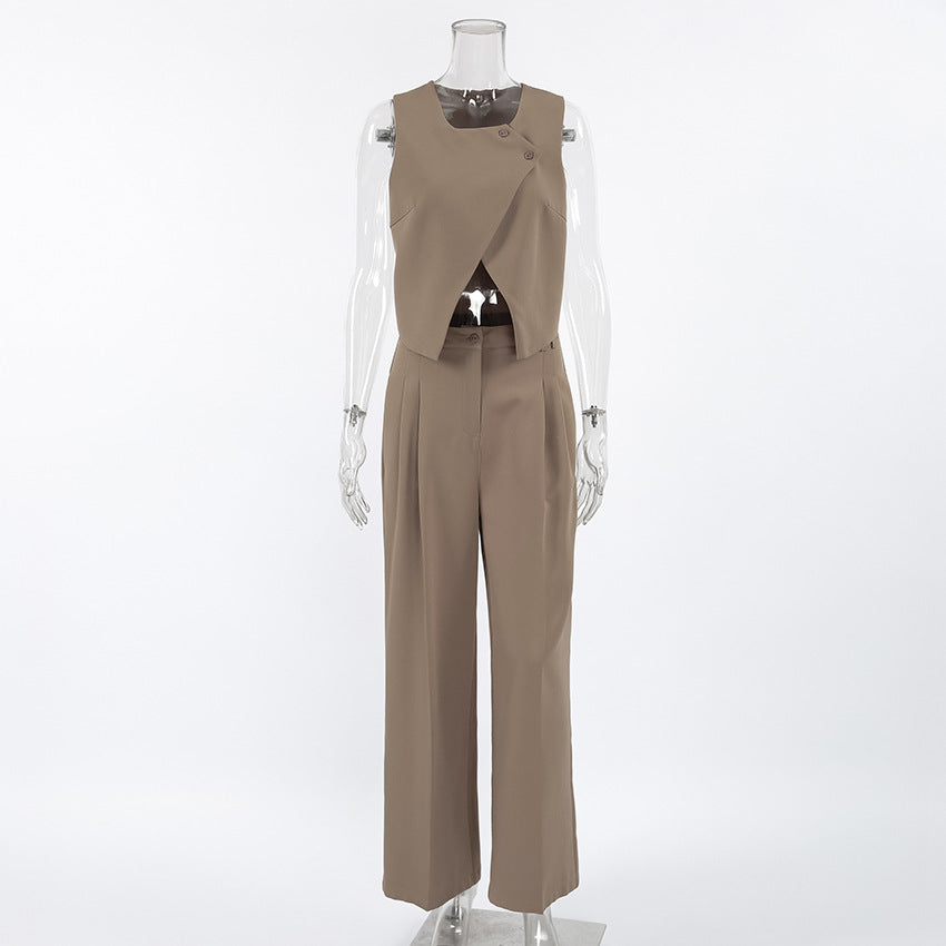 A sleeveless trousers suit