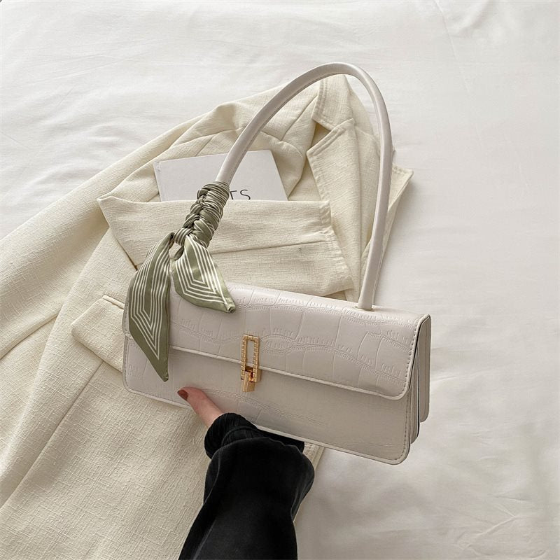A new fashion messenger bag casual trendy lock personalized shoulder small square bag