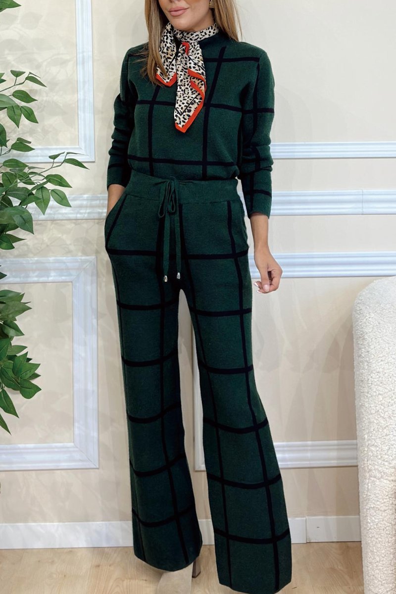 A lady's long-sleeved trousers suit