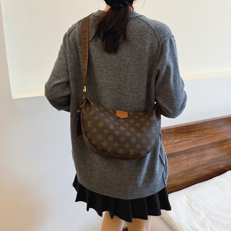 A new versatile large-capacity commuting dumpling bag retro printed messenger bag bag female