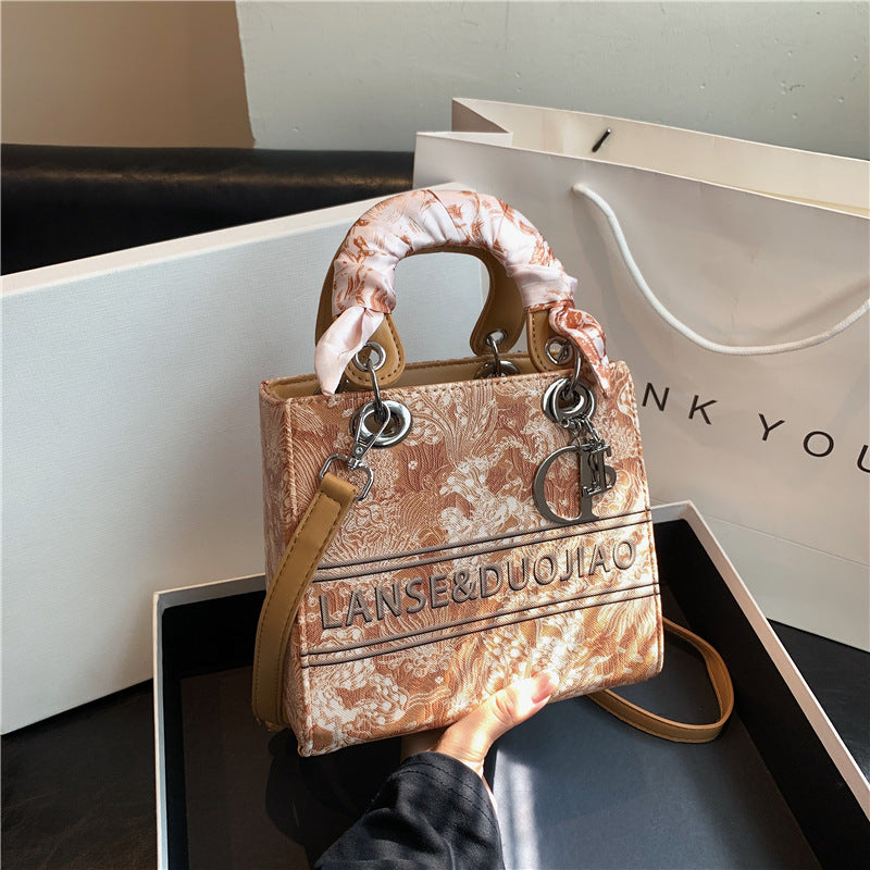 A new light luxury portable Princess Diana women's bag high-end foreign-style go out niche messenger bag - Mixbatch