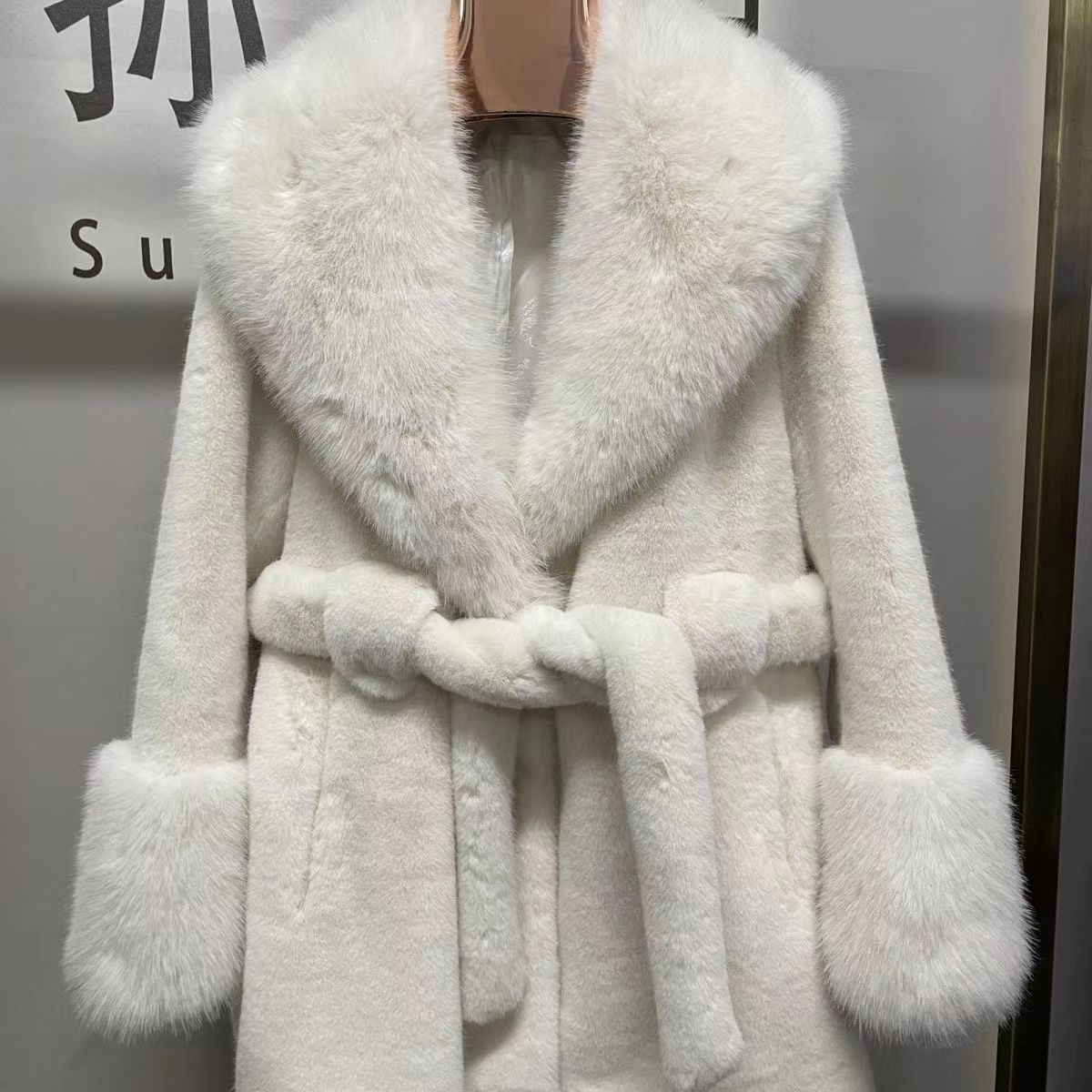 A imitation fox fur plush coat high fashion version