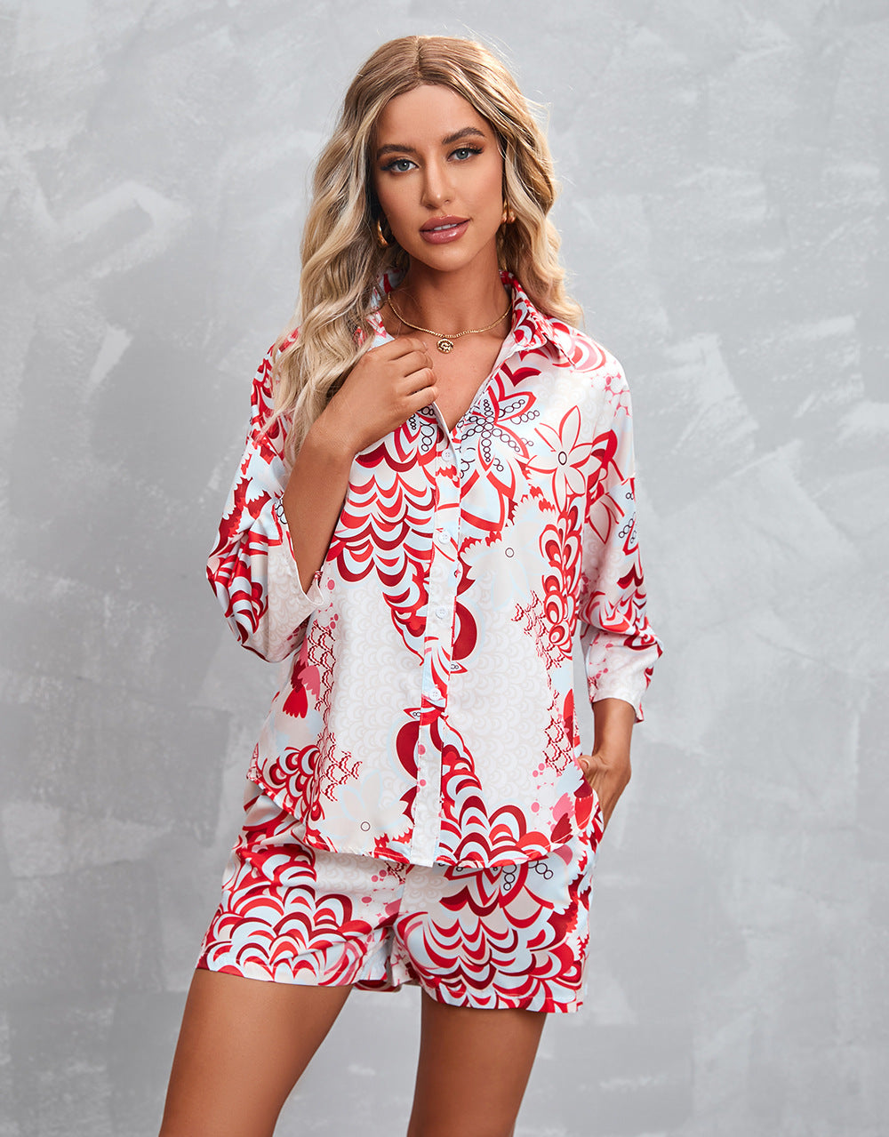 A printed seven-quarter-sleeved shorts casual suit