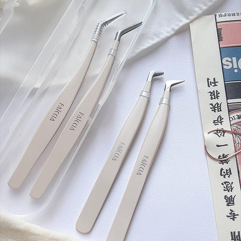 A Beauty Tweezers Tool